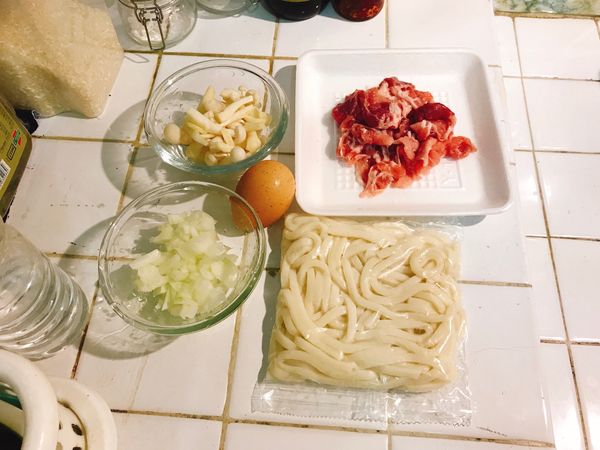 1. 雪白菇洗淨後撥散 / 洋蔥、蒜頭切丁。