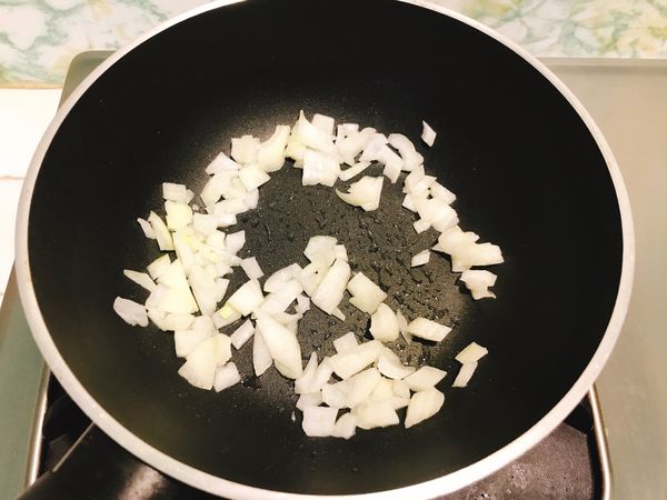 2. 準備一個鍋子倒入些許的油，下洋蔥、蒜頭偏香。