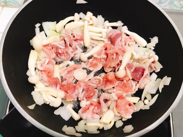 4. 再下豬肉片。