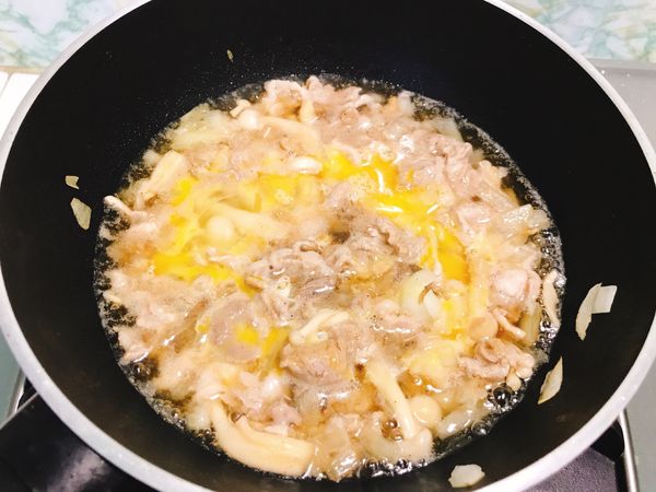 5. 再下調味料、水，拌勻後，再下蛋液。
（等蛋液凝固後，就完成囉✅）