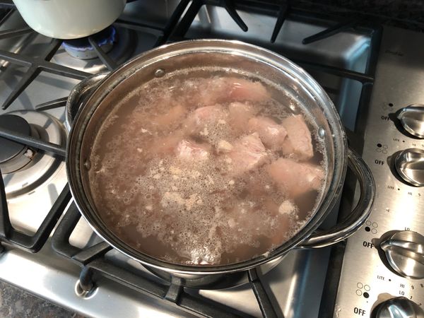 ［川燙牛肉去血水與雜質］
滾水川燙至變色，不需用冷水洗過，直接把水倒掉就好