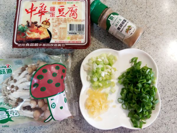 簡單的幾樣食材準備好， 蔥白蔥綠分開