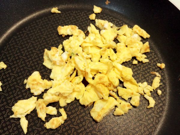 熱鍋少許的油倒入雞蛋炒至焦香盛出備用