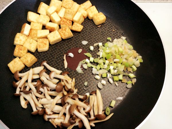 鴻喜菇炒至軟化熟透，加入少許油來爆香蔥白蒜末