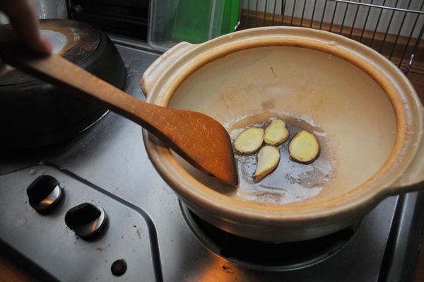 首先把薑片以大火爆香。