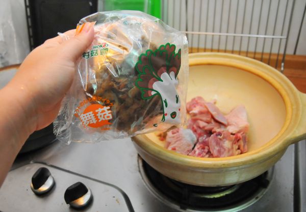 加入雞肉塊與好菇道舞菇。好菇道的舞菇只要撕開包裝，不需要水洗，用手撥開放入鍋中即可（沒錯，整株都可以食用，是不是超方便？）