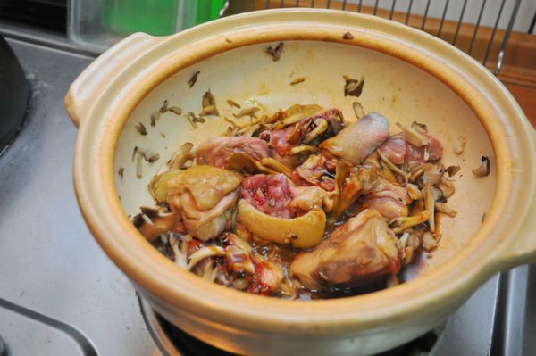 加入蠔油、細白砂糖與花雕酒後均勻拌炒。