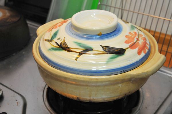 蓋上蓋子以小火慢燉，直到冒煙後關火，再悶個五分鐘。