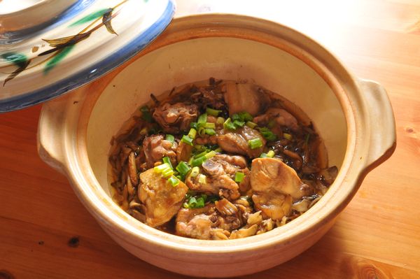 最後灑上蔥花就完成了。打開鍋蓋的瞬間香氣撲鼻，偷懶的時候煮一鍋，大家都可以吃飽（因為超下飯）。作法也很簡單，有機會可以試煮看看，省時上好菜。