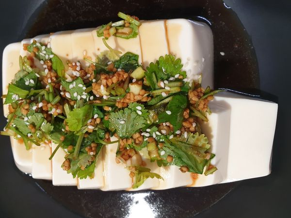 淋上剛剛調好的醬料後再撒上芝麻點綴就大功告成啦