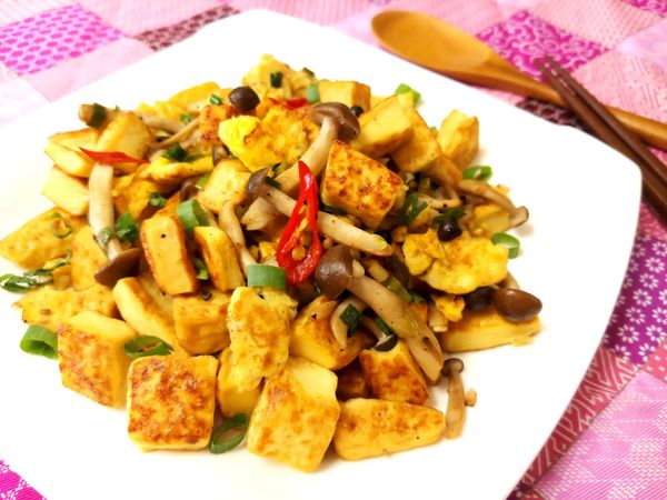 簡單美味又下飯的椒鹽鴻喜菇蛋豆腐完成囉～