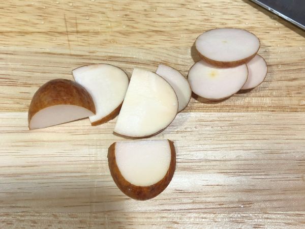 酪梨籽洗淨、切片