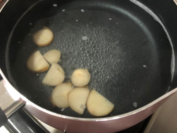 鍋中放入1000ml水和酪梨籽，水滾後轉小火煮30分鐘