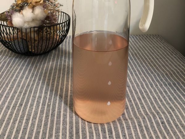 煮好的酪梨茶會有點粉橘色，沒有味道，有一點點淡淡的香氣