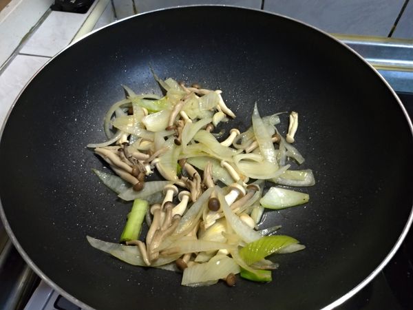 起油鍋小火將洋蔥炒至略熟，下鴻喜菇及雪白菇炒勻，再加點水燜炒至熟倒出備用。
