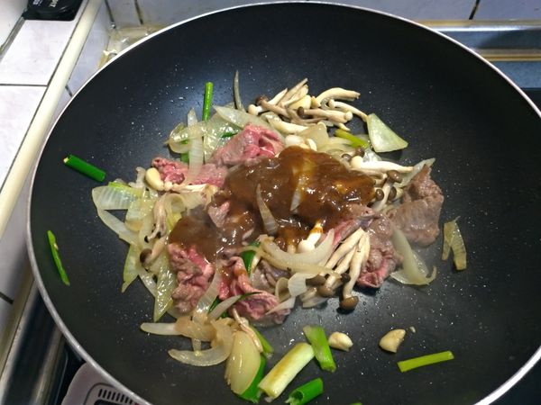 倒入炒過的菇及洋蔥，下適量蘑菇醬及一點水拌炒均勻。