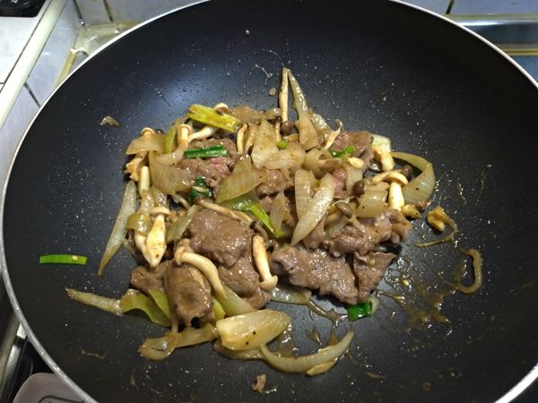 牛肉炒至中間微粉紅色即可關火，起鍋前加幾滴米酒提味。