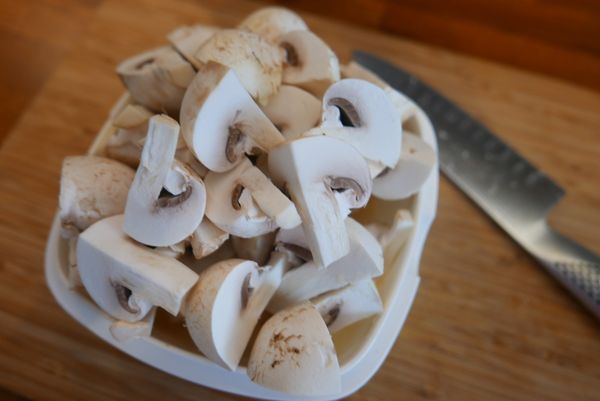 1個蘑菇切成4半