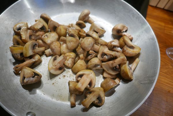 中大火熱鍋熱油下蘑菇和鹽炒得略微乾癟出水