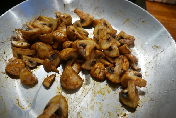 中大火下威士忌將酒氣略揮發後，轉小火入紅椒粉略炒香(30秒左右即可)