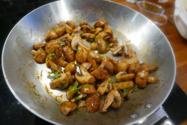 小火下紅酒醋拌炒，最後放香菜拌勻就可以起鍋了