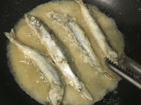 熱鍋加入多點油，邊煎邊炸柳葉魚到熟❤️