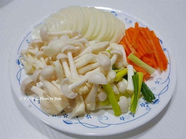 將紅蘿蔔、洋蔥、青蔥切絲備用，雪白菇撥開