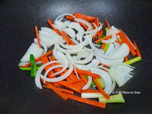 將紅蘿蔔、洋蔥、青蔥放入油鍋裡拌炒