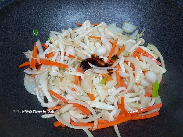 想要洋蔥軟一點則可以炒久一點點，接著再加入一匙烤肉醬