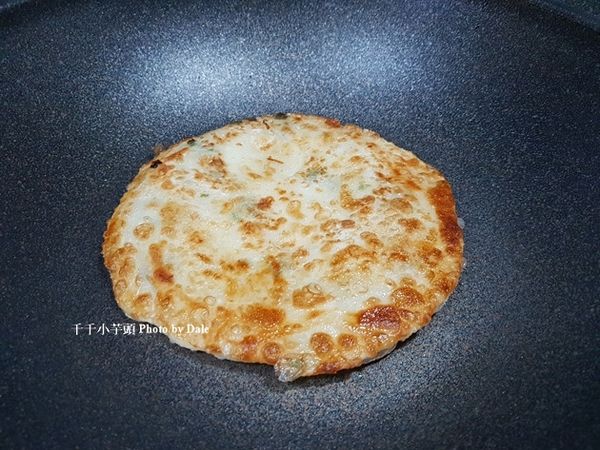 將蔥油餅放入油鍋兩面煎至金黄