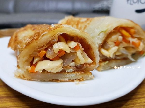 接著將餅捲起來或切成兩半，再來杯豆漿，美味早點準備好囉！