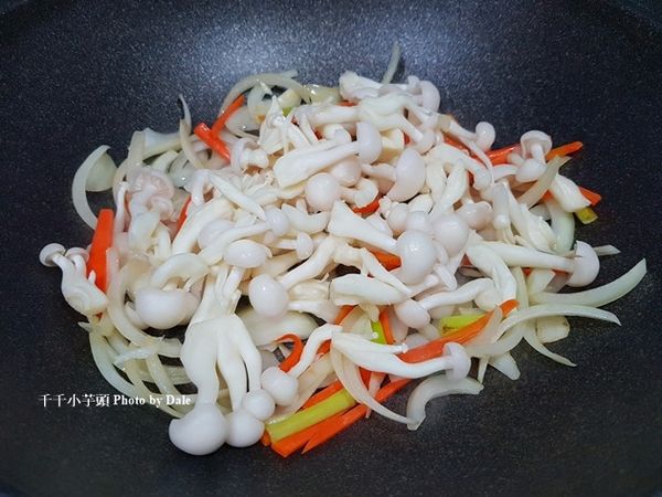 放入雪白菇一起拌炒