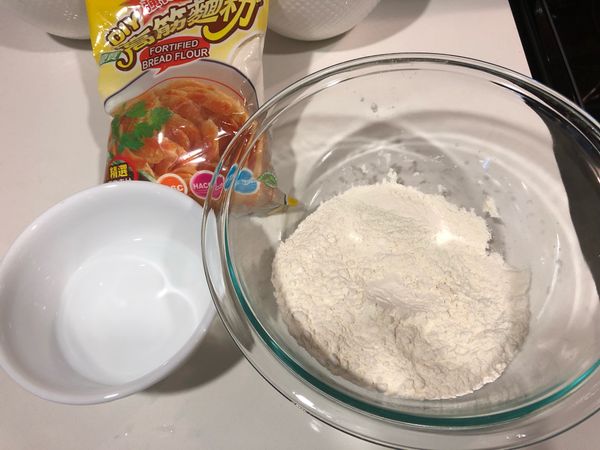 水餃皮
1.將麵粉與鹽、水混合
2.揉成三光，放一旁成團後靜置30分鐘