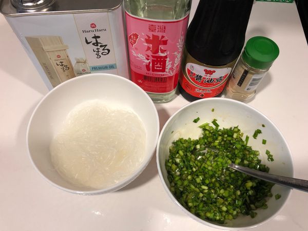 製作內餡
1.冬粉使用熱水泡軟
2.韭菜切丁後加入調味料
3.冬粉泡軟後切碎加入韭菜中拌勻