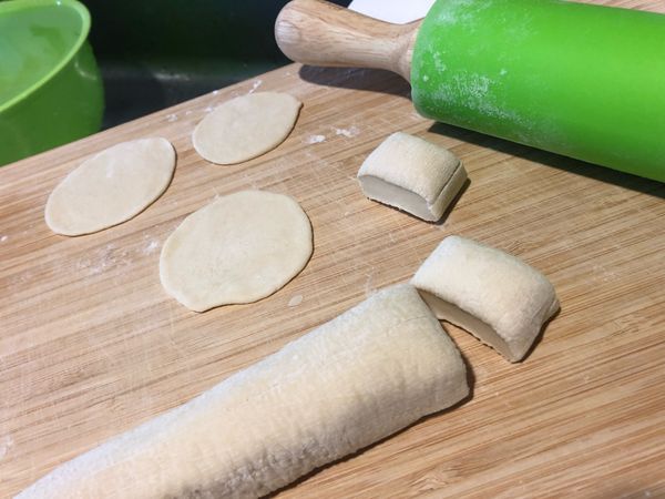麵團切塊後，揉成球在撒手粉在平台上
桿麵棍壓成薄圓片
依照個人喜好把內餡包好