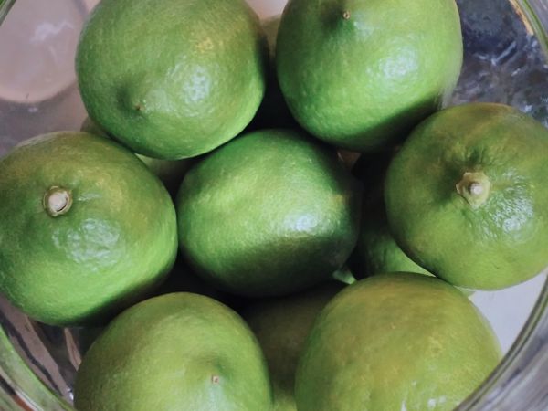 買回來的檸檬洗乾淨後，用小蘇打水浸泡個五分鐘左右，可以去除95%左右的農藥。