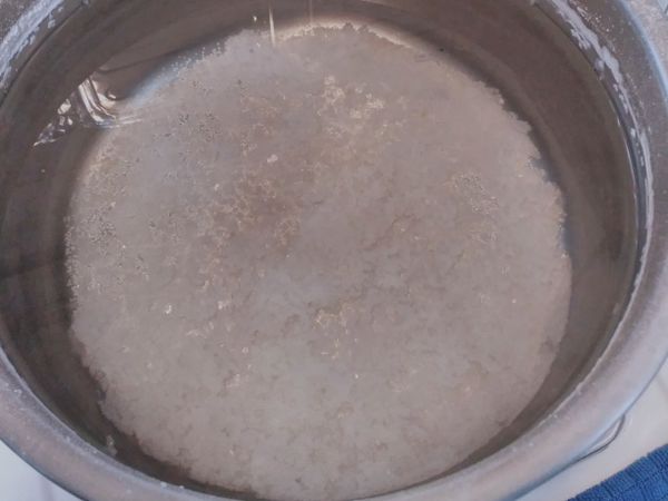 1.浸泡後的檸檬沖洗乾淨後，晾乾備用。
2.燒一鍋水，慢慢加入鹽巴，直到鹽巴無法溶解，變成飽和食鹽水後，放涼備用。

✨放涼的飽和食鹽水會產生結晶，是屬於正常現象✨