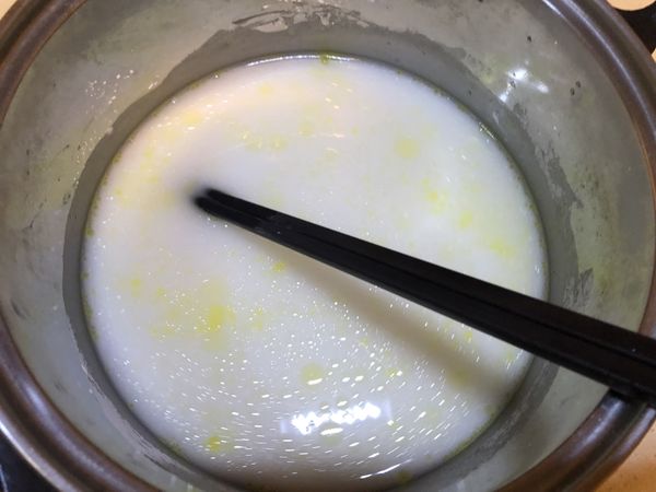 將鮮蝦去頭去殼去腸泥，並加入鹽巴一湯匙、白胡椒粉一湯匙、米酒一湯匙抓勻調味。
調製粉漿，將再來米粉、太白粉、鹽巴一湯匙和開水攪拌均勻後放入一湯匙油，並準備一個平底鍋裡面放兩碗水後，上面放一個較深的平底盤，先放裡面讓盤子預熱。