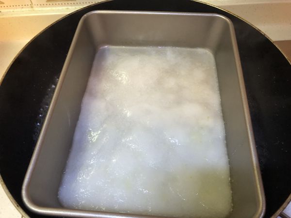 水滾後將平底盤刷上薄薄的油，並舀一湯匙粉漿放入平底盤裡面，稍微搖晃一下平底鍋讓粉漿均勻分佈在平底盤後即可蓋上鍋蓋煮三分鐘。