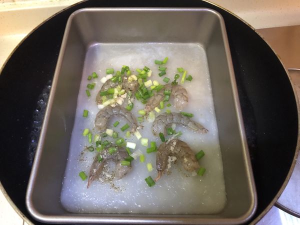 打開鍋蓋後會發現腸粉會呈現光滑的樣子就可以放上打好的適量蛋液放上蝦仁及蔥花和灑上白胡椒粉即可再蓋上鍋蓋悶90秒。