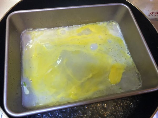 用平刮刀慢慢從右捲到左盛盤淋上醬汁即完成。