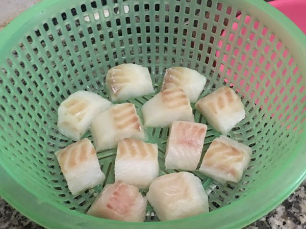 魚柳解凍後洗淨切厚塊，瀝乾水分備用。