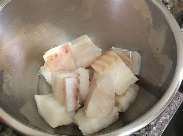 加入調味料與魚塊調勻，醃15分鐘。