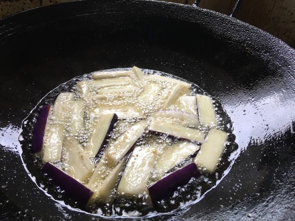 將茄子放入熱油鍋過油大約30秒，撈起備用。