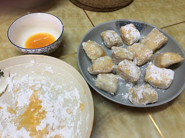 魚塊裹上太白粉，再沾上蛋漿，最後表層再裹太白粉。
