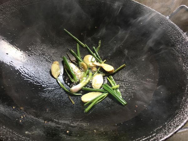 爆香薑蔥。