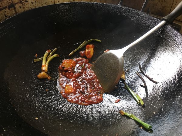 再加入豆瓣醬爆香。