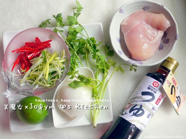 準備[主食材]雞胸肉、[副食材]檸檬、洋蔥、香菜、辣椒絲、蔥絲