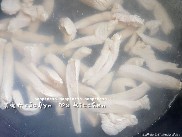 放入滾水汆燙全熟，撈起沖冰水備用