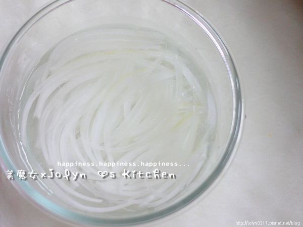 洋蔥切絲泡冰水5分鐘瀝乾備用，香菜根切碎葉子摘下備用